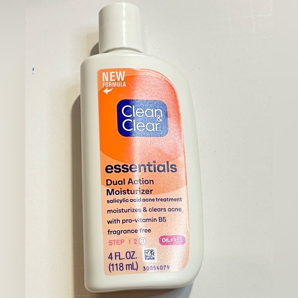 Clean & Clear essentials dual action moisturizer with pro-vitamin B5 -4fl oz - Picture 1 of 3